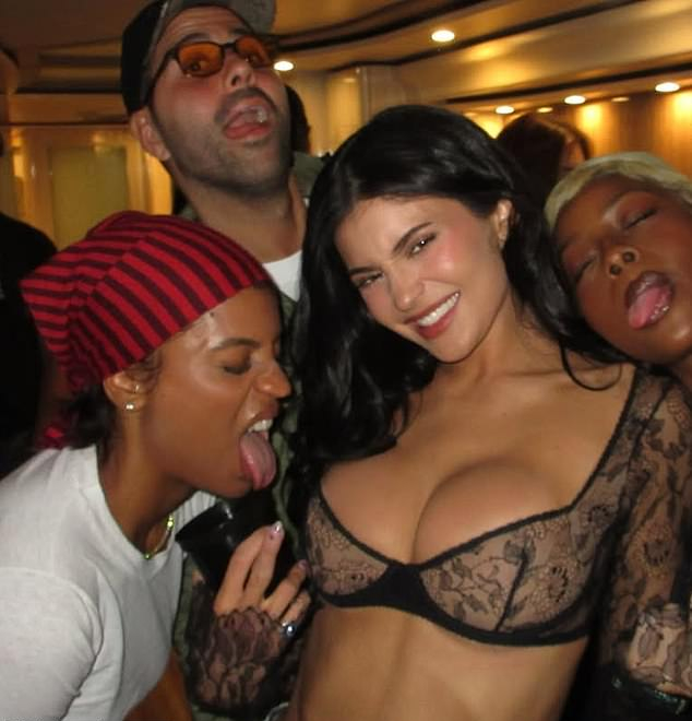 Кайли Дженнер на Coachella