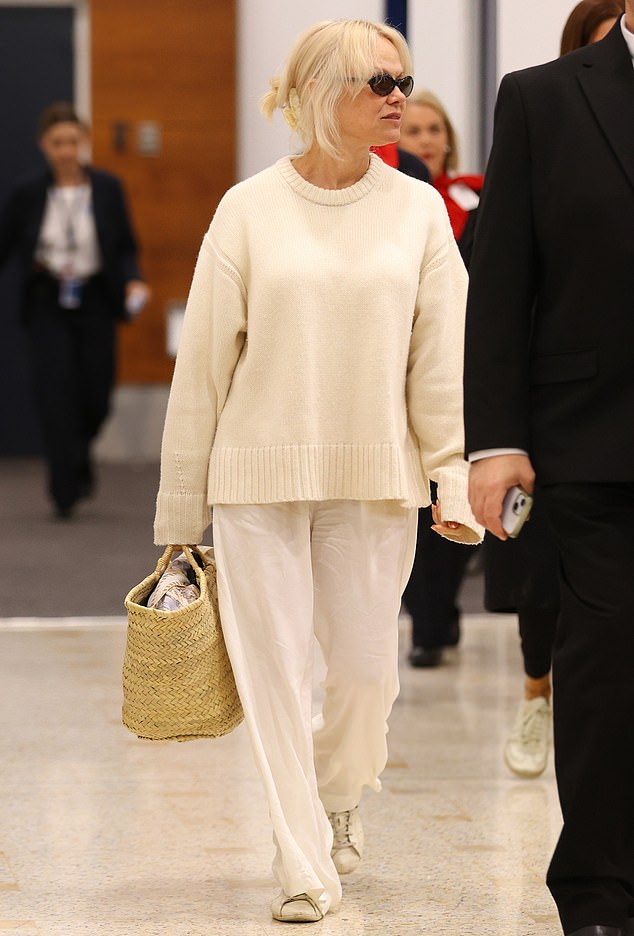 Памела Андерсон прилетела в Сидней в белом образе перед своим туром и запуском новой коллекции