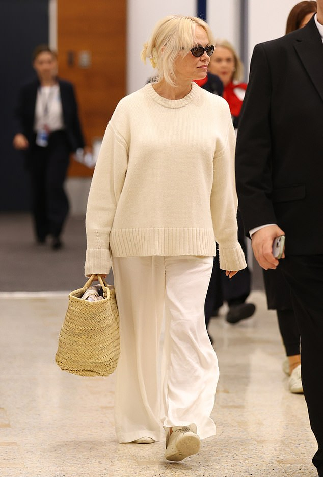 Памела Андерсон прилетела в Сидней в белом образе перед своим туром и запуском новой коллекции