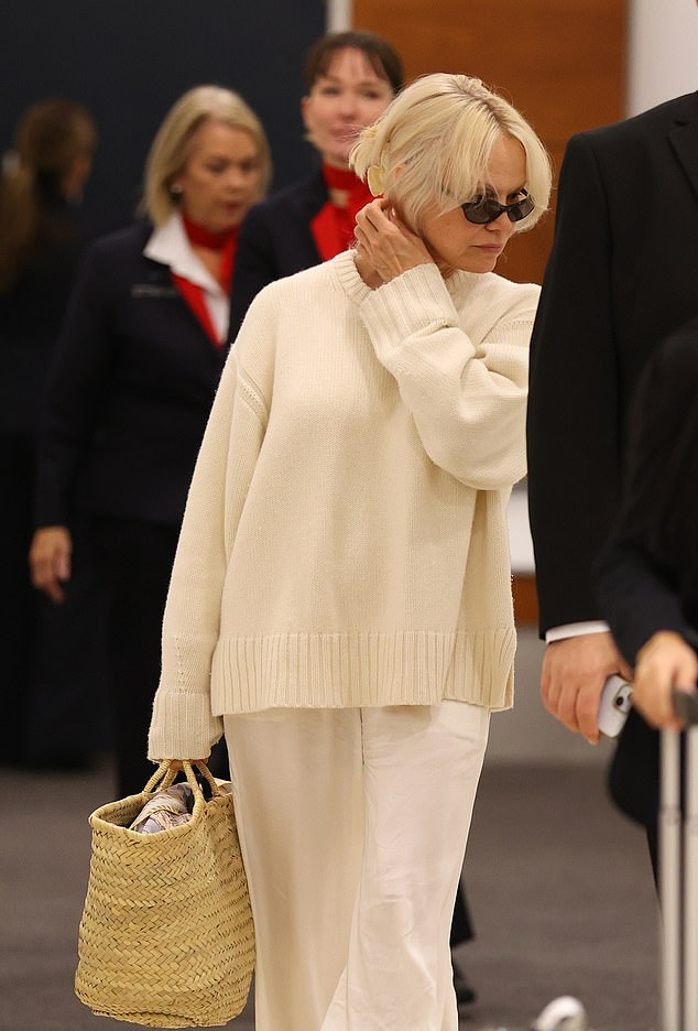 Памела Андерсон прилетела в Сидней в белом образе перед своим туром и запуском новой коллекции