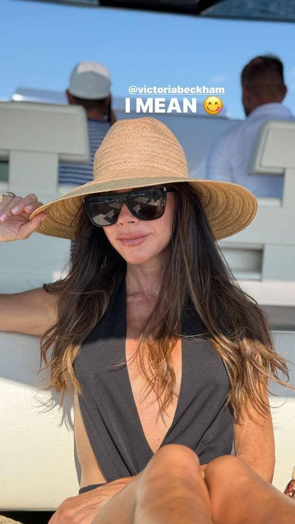 Виктория выглядела невероятно элегантно в полностью черном бикини