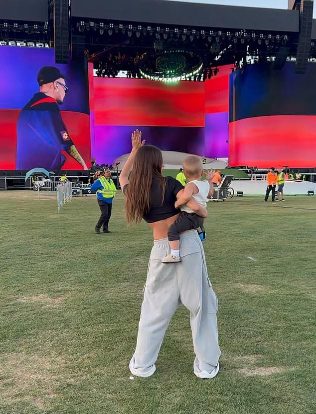 Хейли Бибер показала закулисье Coachella