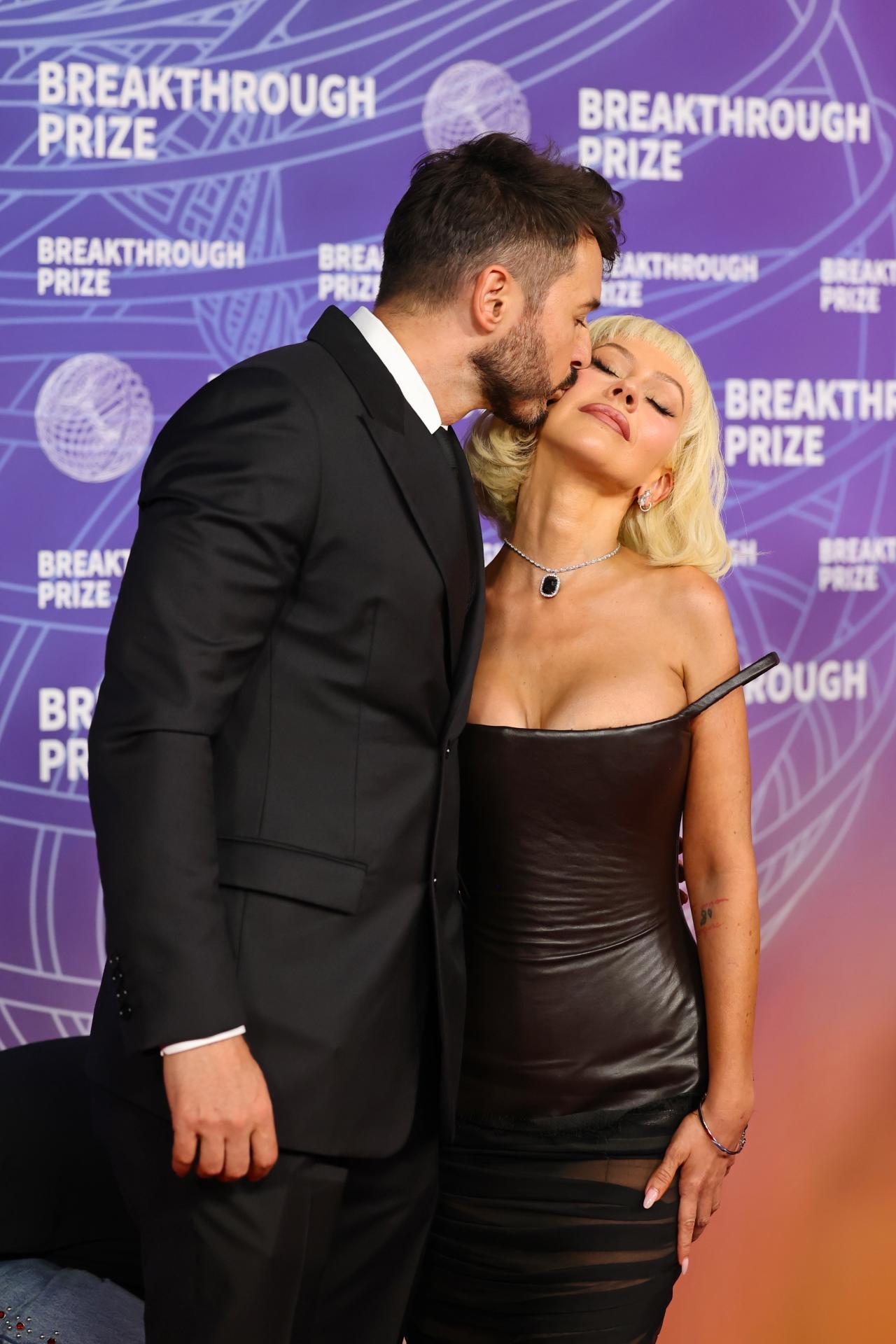 Кристина Агилера появилась на Breakthrough Prize в новом образе и с женихом