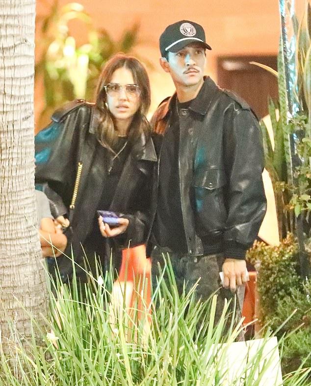 Джессика Альба провела вечер с Дэнни Рамиресом и сыном в Беверли-Хиллз