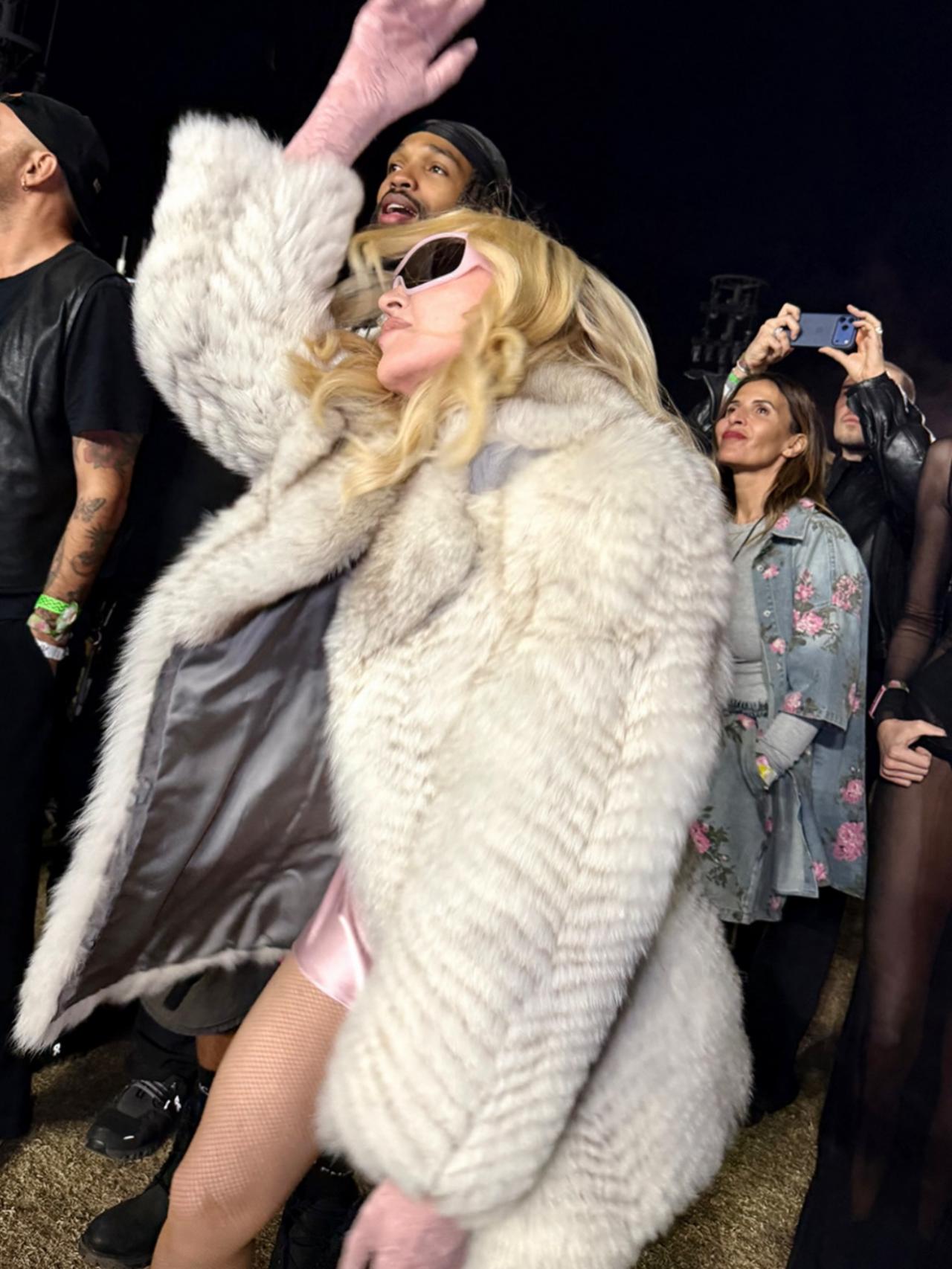 Мадонна просит вернуть украденные архивные костюмы после выступления на Coachella