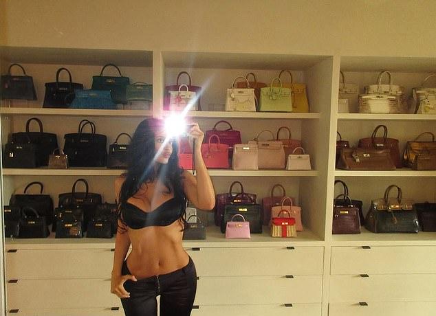 Кайли Дженнер показала коллекцию Birkin и новый блестящий аксессуар для зубов