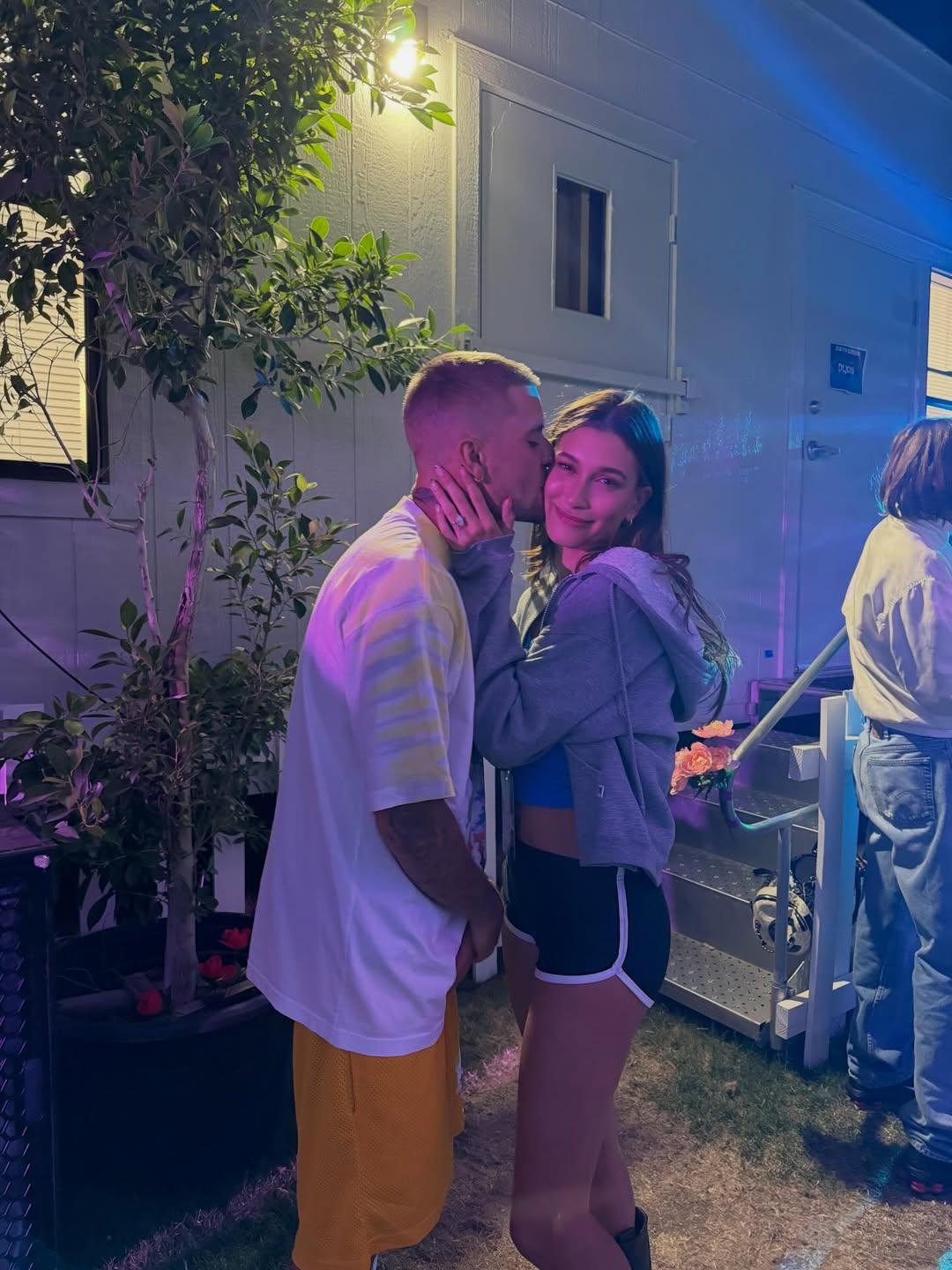 Джастин и Хейли Бибер на Coachella:нежность за кулисами и шум вокруг выступления