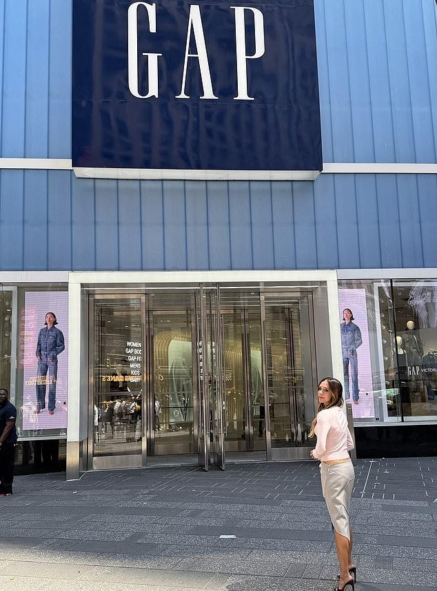 Виктория Бекхэм отметила запуск своей коллаборации с Gap в магазине бренда