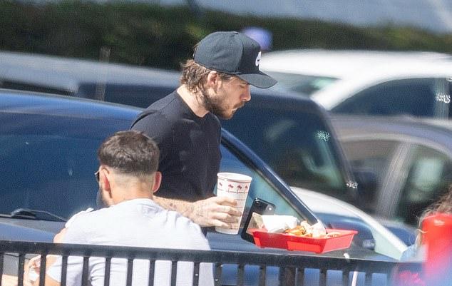 27-летний Бруклин был замечен в ресторане In-N-Out Burger в Лос-Анджелесе, а его любимой жены Николы нигде не было видно