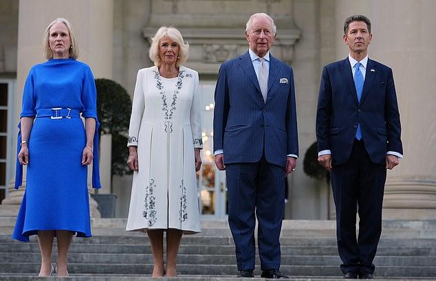 Клэр Тернер, королева Камилла, король Карл III и посол Великобритании в США Кристиан Тернер позируют для фотографии перед зданием британского посольства
