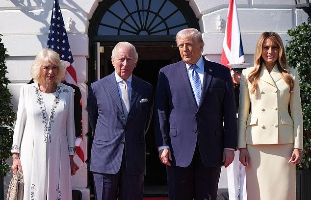 Президент Дональд Трамп и первая леди Мелания Трамп приветствуют короля Карла III и королеву Камиллу по прибытии в Белый дом в понедельник
