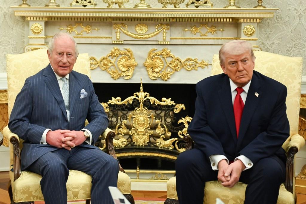 Король Карл подарил президенту Дональду Трампу (на фото выше они сидят рядом друг с другом в Овальном кабинете во вторник) оформленный в рамку экземпляр чертежей дизайна письменного стола «Резолют» 1879 года.  