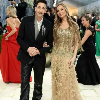 Джорджина Чепмен и Эдриен Броуди блистали на Met Gala 2026 Джорджина Чепмен и Эдриен Броуди блистали на Met Gala 2026