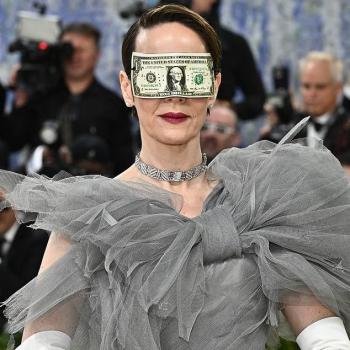 Сара Полсон в маске из доллара на Met Gala 2026