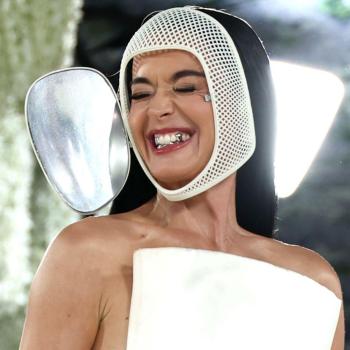 Кэти Перри удивила Met Gala 2026 серебряной маской и необычной улыбкой