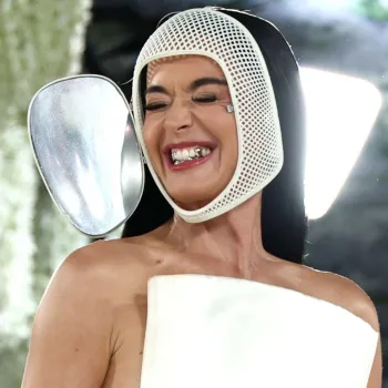 Кэти Перри удивила Met Gala 2026 серебряной маской и необычной улыбкой