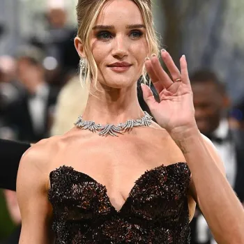 Рози Хантингтон-Уайтли вышла на Met Gala 2026 в эффектном платье Burberry Рози Хантингтон-Уайтли вышла на Met Gala 2026 в эффектном платье Burberry