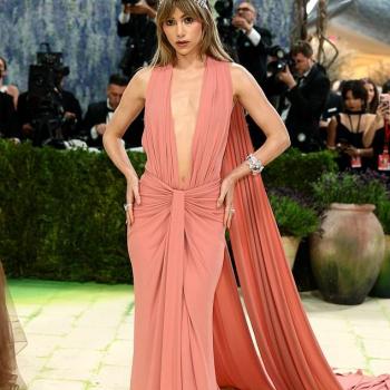 Сьюки Уотерхаус выбрала смелое розовое платье для Met Gala