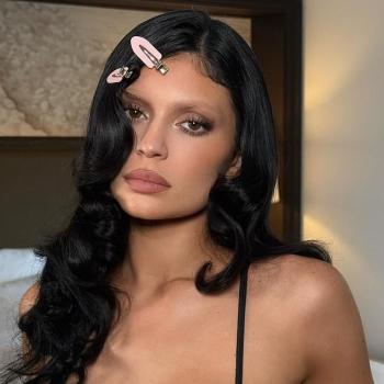 Кайли Дженнер раскритиковали за осветленные брови на Met Gala 2026 Кайли Дженнер раскритиковали за осветленные брови на Met Gala 2026