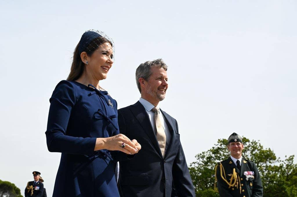 Королева Мария Датская и король Фредерик X Датский встретились с представителями общественности во время визита в Австралийский военный мемориал Королева Мария Датская и король Фредерик X Датский встретились с представителями общественности во время визита в Австралийский военный мемориал