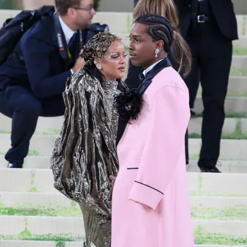 Рианна и A$AP Rocky снова попали в центр слухов после Met Gala Рианна и A$AP Rocky снова попали в центр слухов после Met Gala