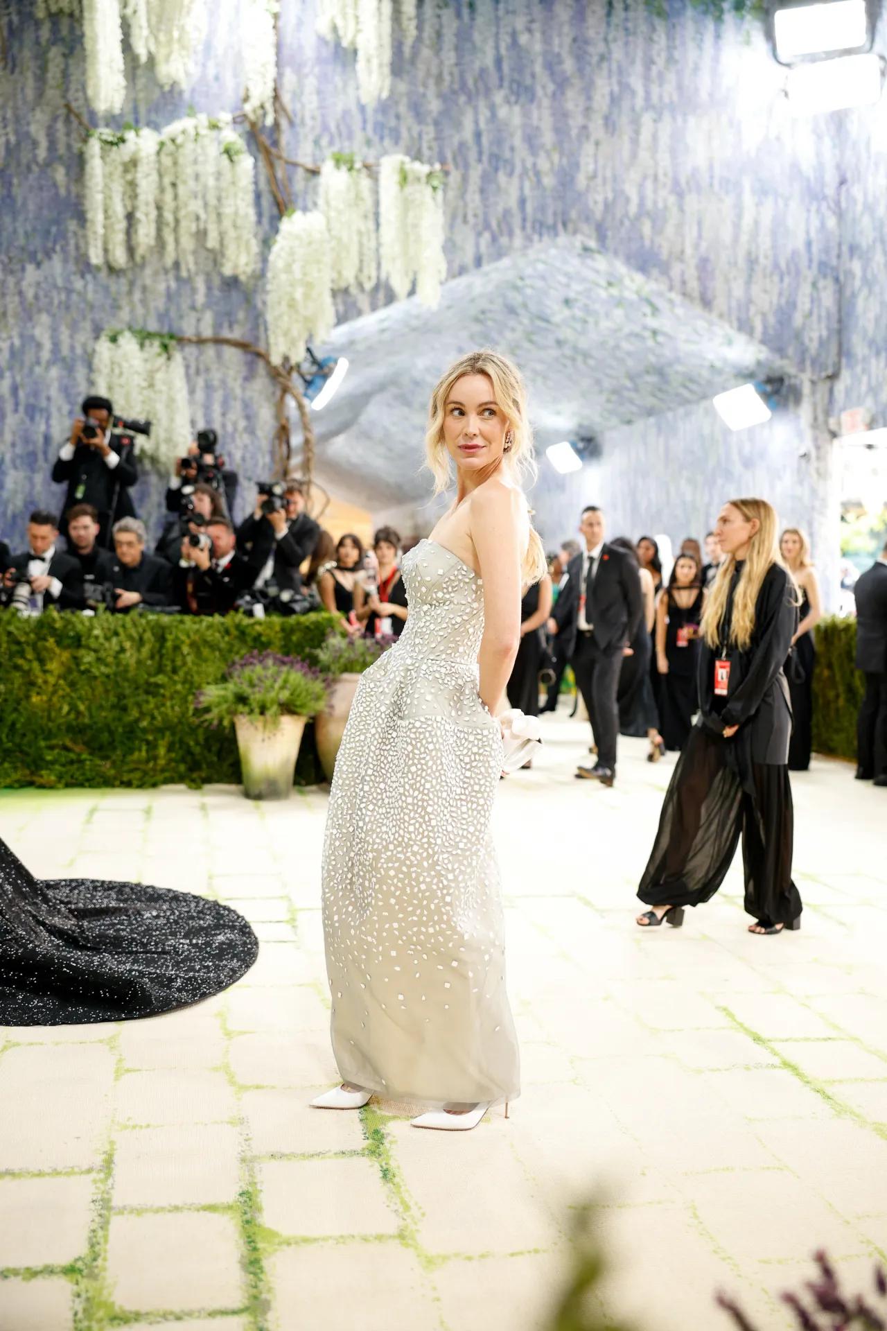 Кристина Бакстер в серебряном платье без бретелей на Met Gala 2026 в Нью-Йорке Кристина Бакстер в серебряном платье без бретелей на Met Gala 2026 в Нью-Йорке