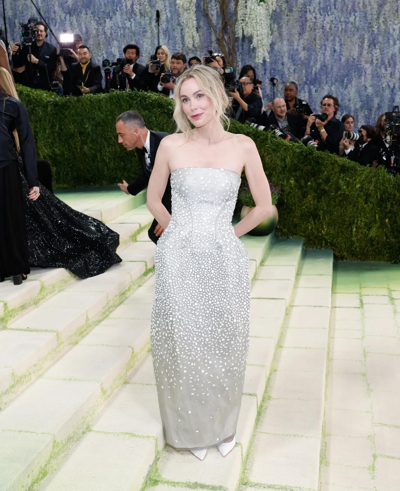 Кристина Бакстер в серебряном платье без бретелей на Met Gala 2026 в Нью-Йорке Кристина Бакстер в серебряном платье без бретелей на Met Gala 2026 в Нью-Йорке