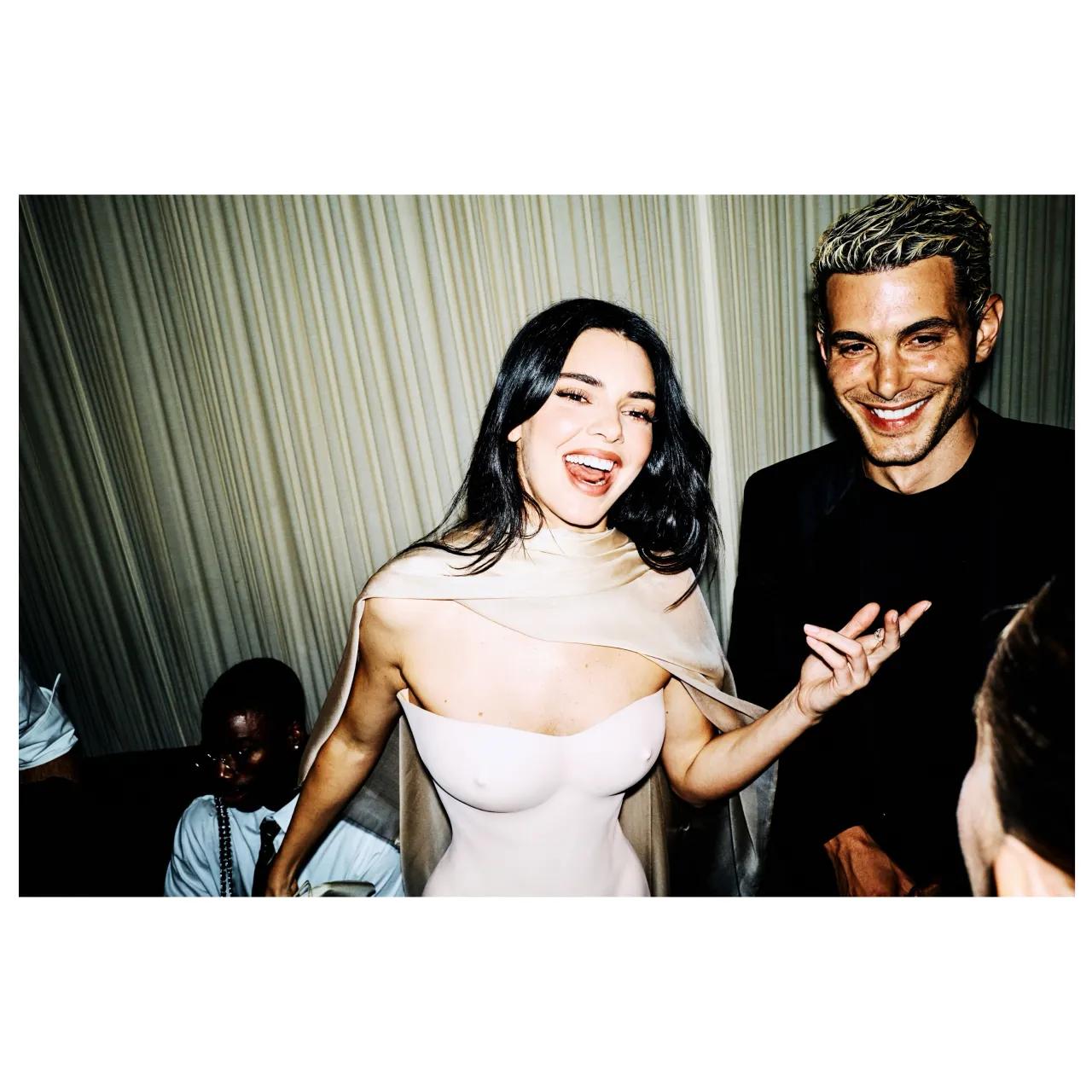 Кендалл Дженнер смеется в облегающем корсете телесного цвета от GapStudio by Zac Posen на вечеринке Saint Laurent после Met Gala, май 2026 года Кендалл Дженнер смеется в облегающем корсете телесного цвета от GapStudio by Zac Posen на вечеринке Saint Laurent после Met Gala, май 2026 года