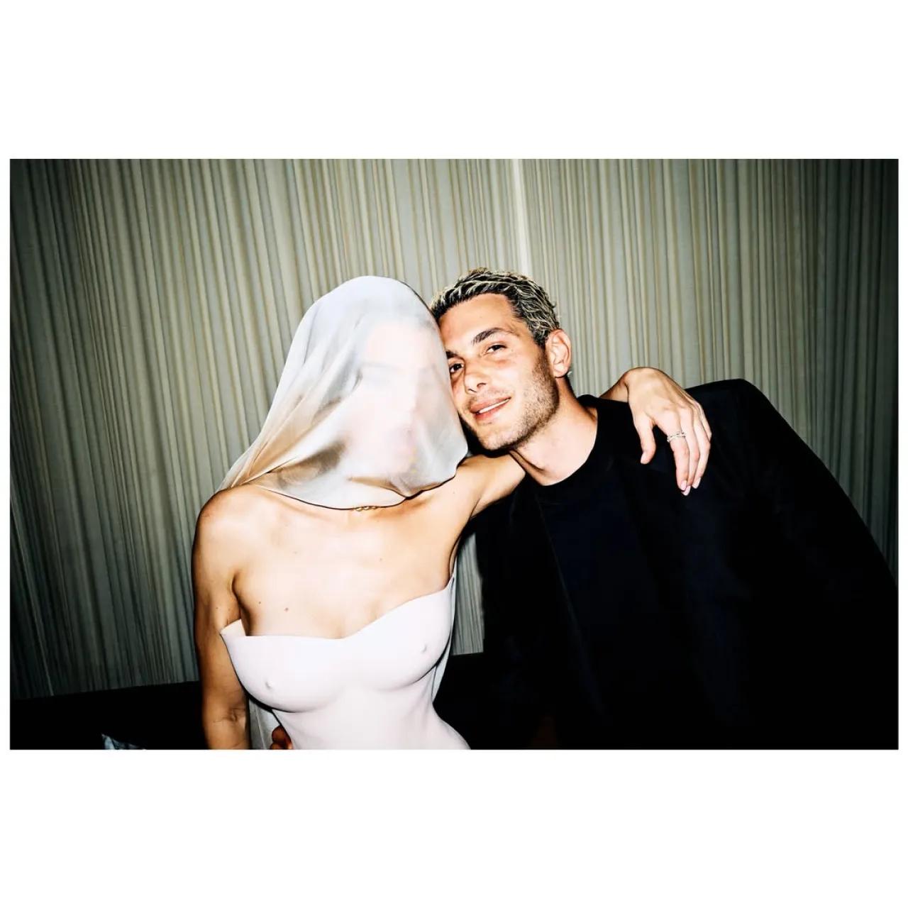 Кендалл Дженнер в наряде от GapStudio by Zac Posen на показе YSL Afters, май 2026 г., Кендалл Дженнер в наряде от GapStudio by Zac Posen на показе YSL Afters, май 2026 г.,