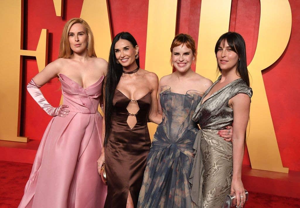 Деми Мур со своими тремя дочерями на вечеринке Vanity Fair, посвященной премии «Оскар» 2024 года Деми Мур со своими тремя дочерями на вечеринке Vanity Fair, посвященной премии «Оскар» 2024 года