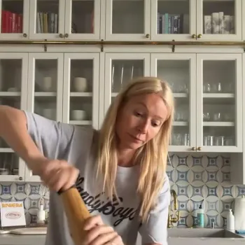 Гвинет Пэлтроу удивила поклонников кухней с раздвижной лестницей Гвинет Пэлтроу удивила поклонников кухней с раздвижной лестницей