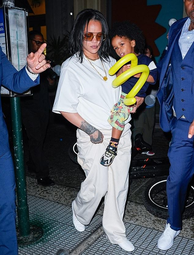 Рианна и A$AP Rocky продемонстрировали дерзкий стиль, оставляя своего старшего сына RZA