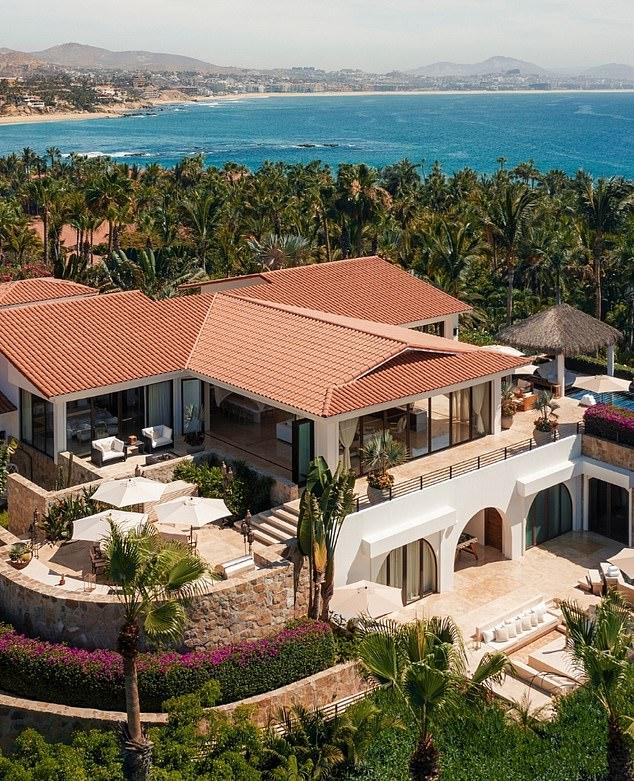 Отель One&Only Palmilla расположен на полуострове Баха Калифорния с видом на море Кортеса, и в пятидесятые годы Джон Уэйн, Люсиль Болл и бывший президент Дуайт Д. Эйзенхауэр наслаждались отдыхом на этих виллах, стоимость проживания на которых сейчас достигает 2100 долларов за ночь