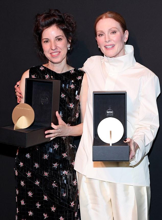 Премия Kering Women In Motion Award 2026 была вручена обладательнице премии «Оскар» актрисе Джулианне и итальянскому режиссеру Маргарите Спампинато