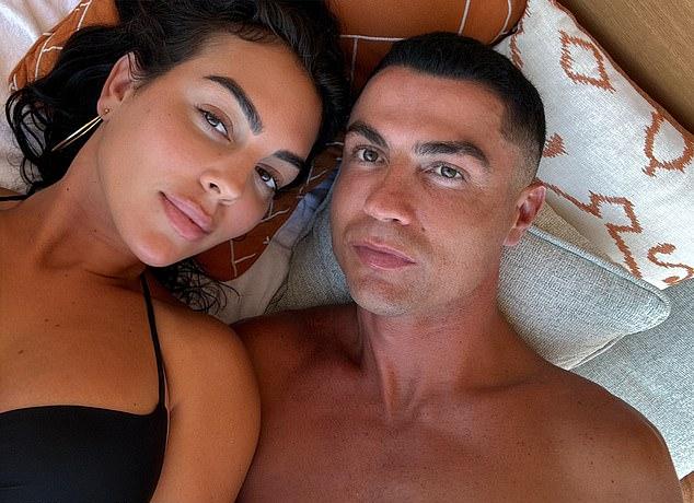 Джорджина и футболист Роналду обручились 11 августа 2025 года после восьми лет отношений Джорджина и футболист Роналду обручились 11 августа 2025 года после восьми лет отношений