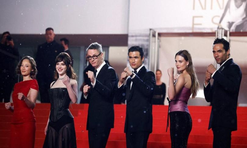 Холзи и Софи Тэтчер на премьере «Её личный ад» в Каннах