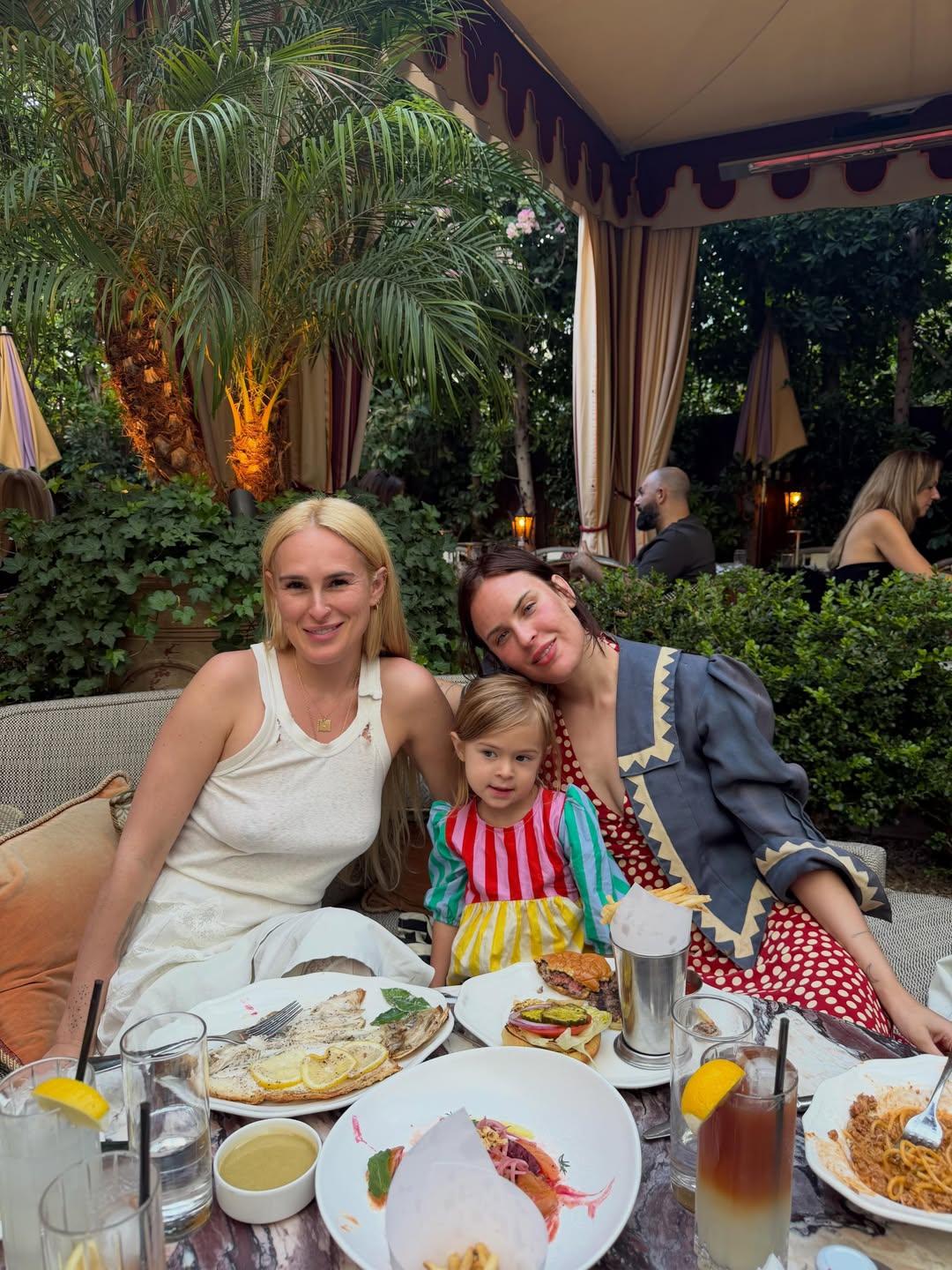 Дочери Деми Мур устроили семейный «девичник» в Chateau Marmont