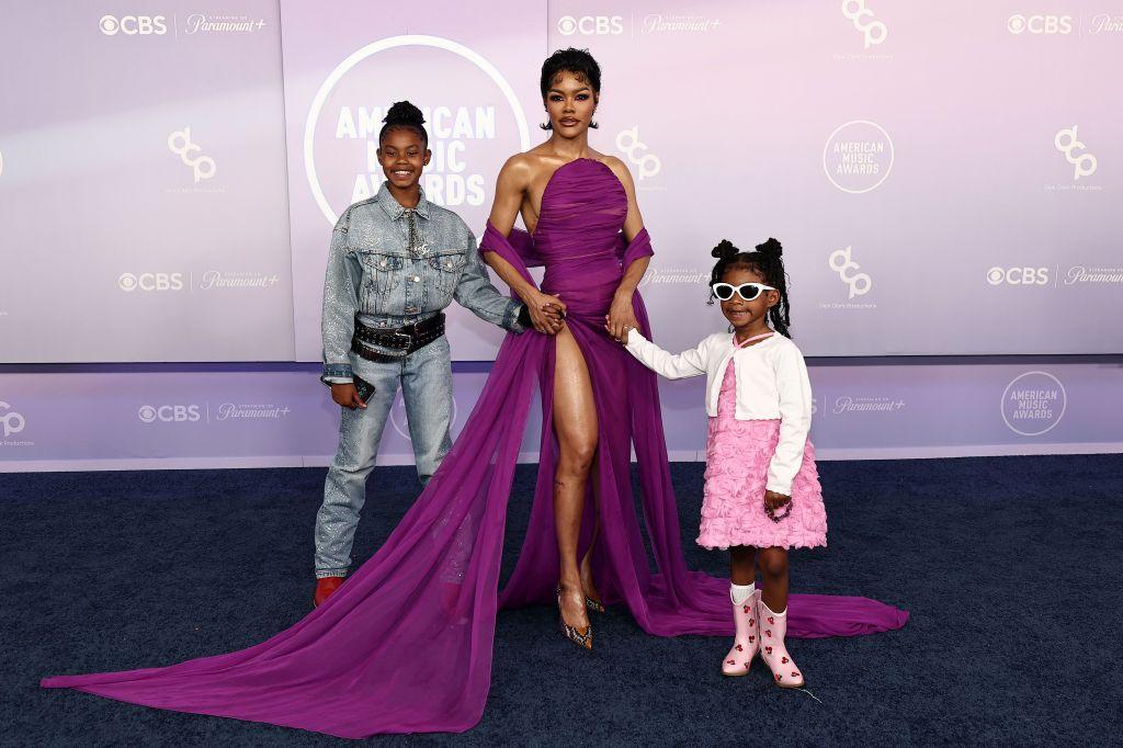 Тейана Тейлор появилась на красной дорожке церемонии вручения премии American Music Awards 2026 в сопровождении двух своих дочерей