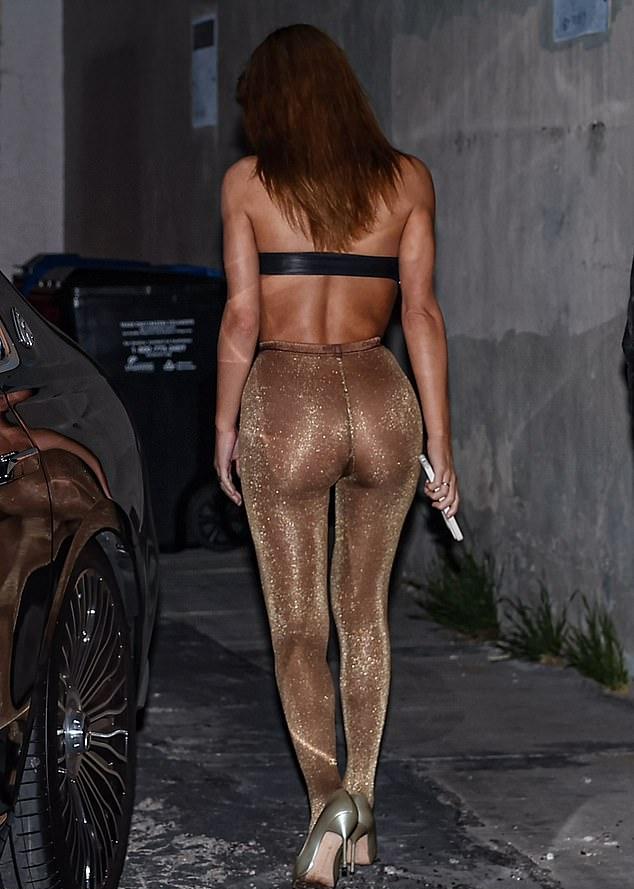 Она дополнила образ обтягивающими золотыми блестящими колготками и золотыми туфлями на шпильках Она дополнила образ обтягивающими золотыми блестящими колготками и золотыми туфлями на шпильках