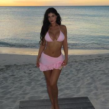Кайли Дженнер устроила летнюю поездку Kylie Cosmetics на Теркс и Кайкос