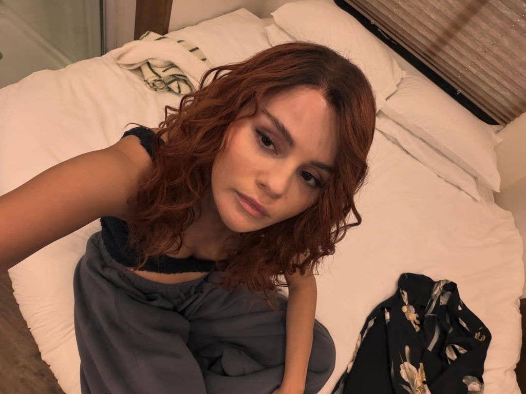 Селена Гомес делает селфи с рыжими волосами на кровати, опубликованное в социальной сети