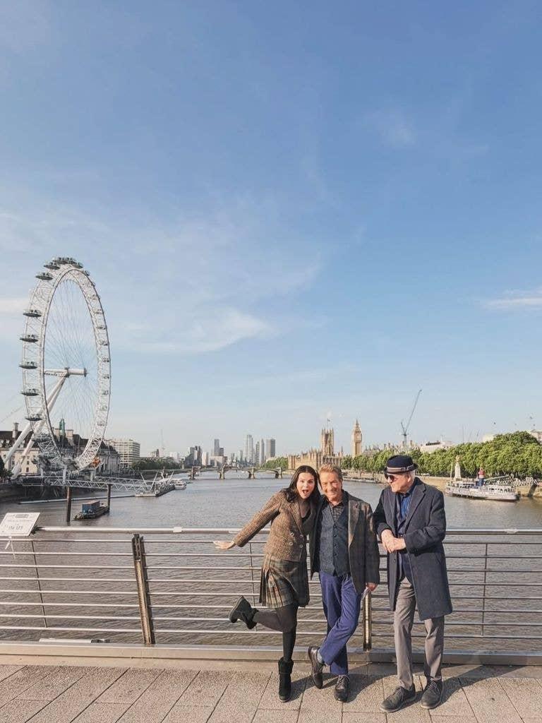 Селена Гомес, Мартин Шорт и Стив Мартин позируют для фотографии возле колеса обозрения London Eye во время съемок фильма "Только убийства в здании", опубликованной в социальной сети