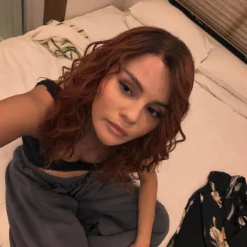 Селена Гомес удивила поклонников рыжими волосами на съемках «Только убийств в здании»