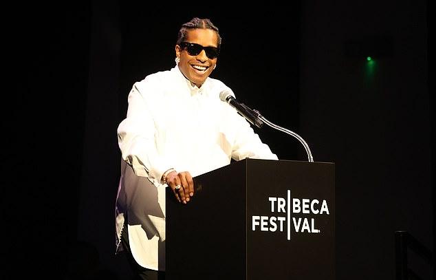 A$AP, полное имя которого Раким Ателастон Мейерс, дополнил свой вечерний образ ослепительными серьгами и солнцезащитными очками