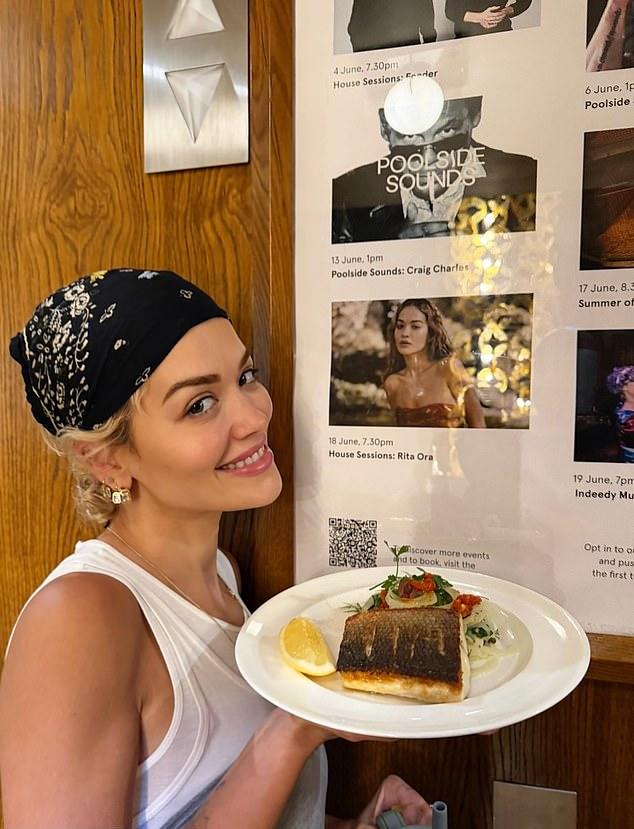 Перед выступлением она насладилась вкусным ужином, выбрав повседневный образ: белую майку и черную бандану Перед выступлением она насладилась вкусным ужином, выбрав повседневный образ: белую майку и черную бандану