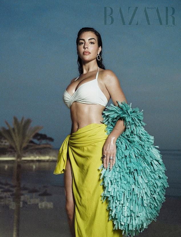 Модель была объявлена новым испанским амбассадором бренда Calzedonia и продемонстрировала свою знаменитую фигуру в нескольких бикини Модель была объявлена новым испанским амбассадором бренда Calzedonia и продемонстрировала свою знаменитую фигуру в нескольких бикини
