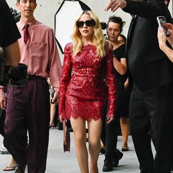 Мадонна в красном мини-платье стала звездой показа Saint Laurent в Париже