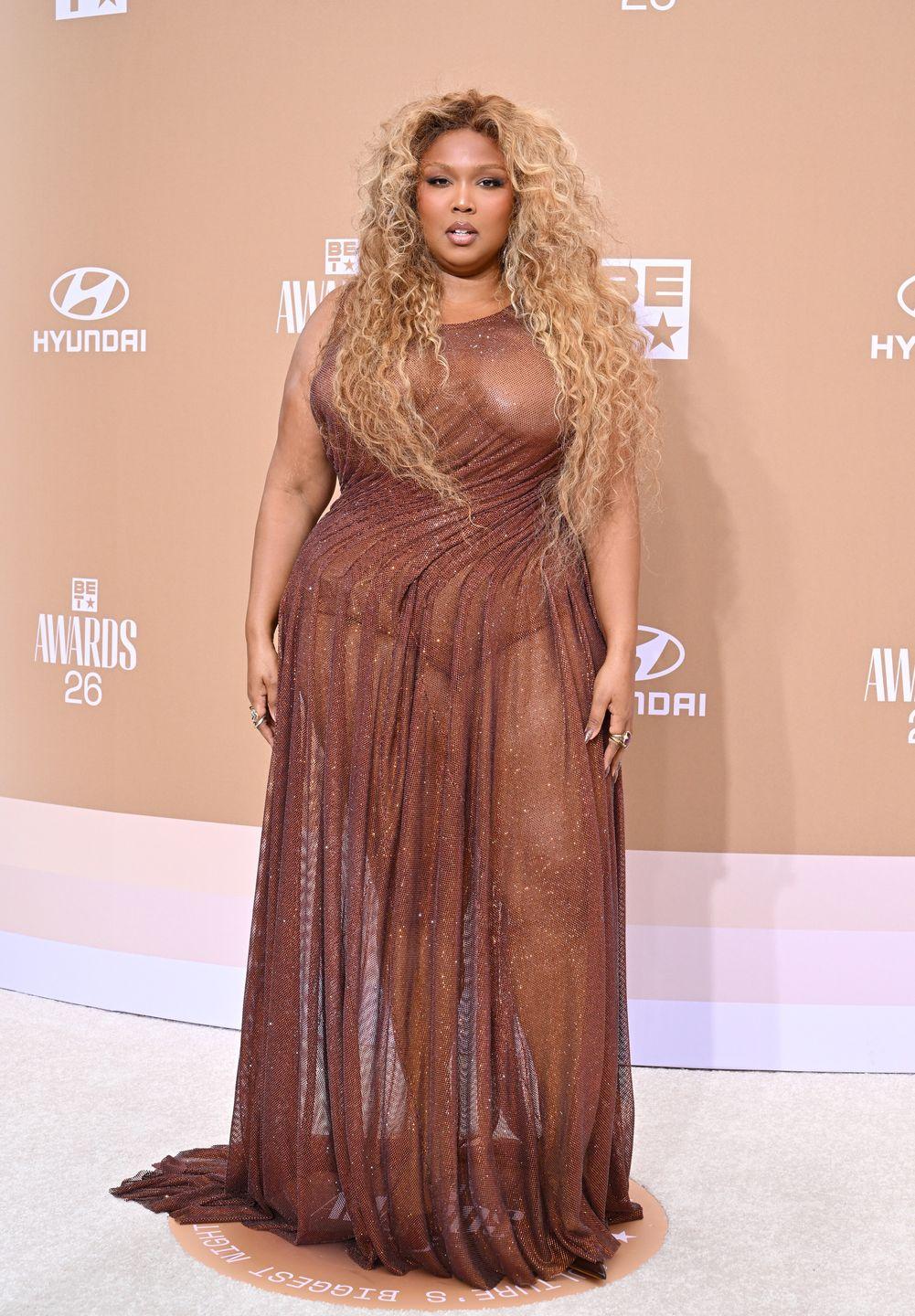 Лиззо появилась на BET Awards 2026 после заметного похудения Лиззо появилась на BET Awards 2026 после заметного похудения