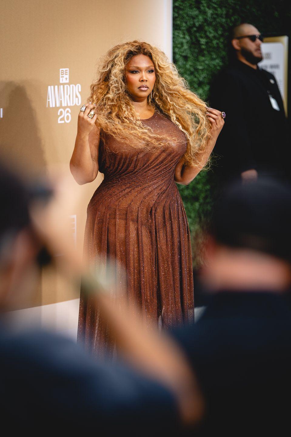 Лиззо появилась на BET Awards 2026 после заметного похудения Лиззо появилась на BET Awards 2026 после заметного похудения